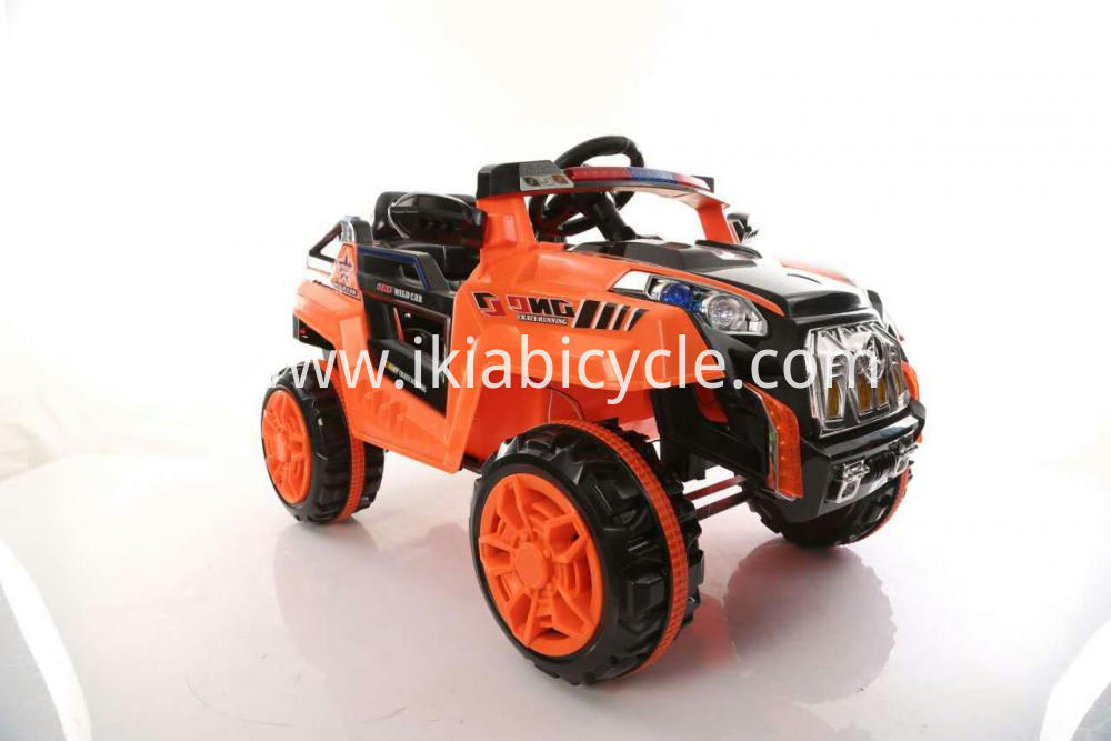 Bambini di colore diverso cavalcano in macchina