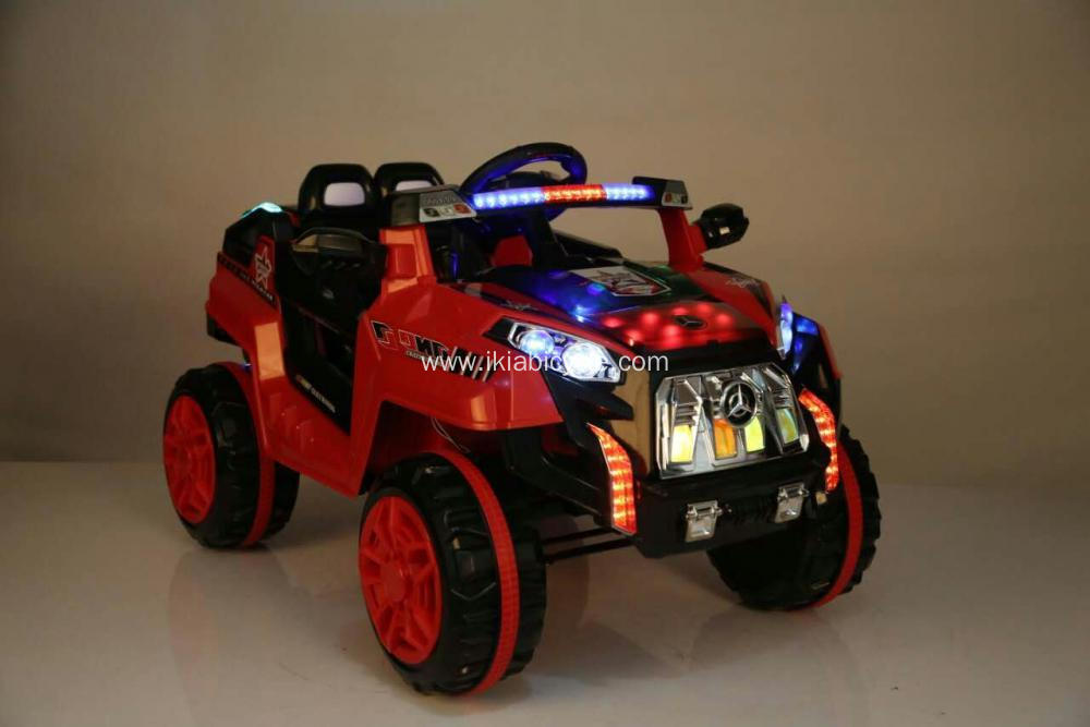 I bambini cavalcano l’auto con Telecomando