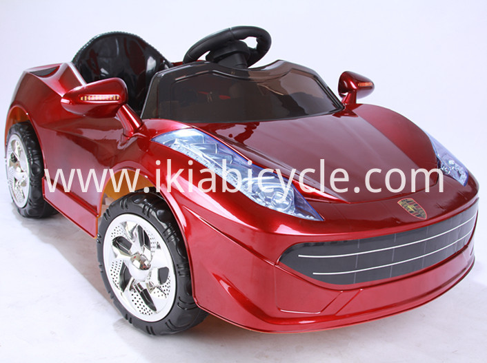 Luci lampeggianti per bambini cavalcano sulle auto