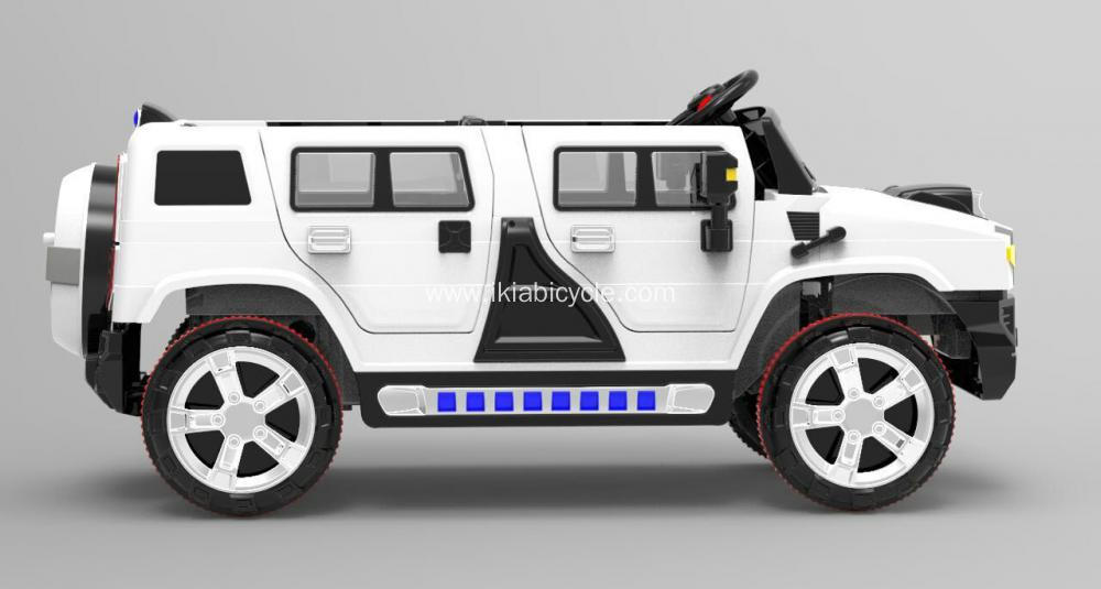 I bambini di colore bianco cavalcano in macchina
